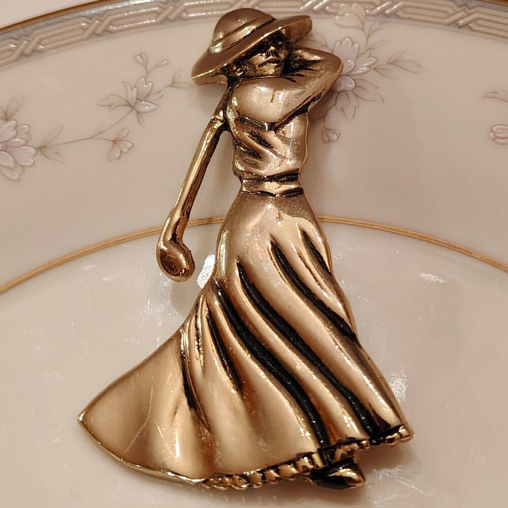 Vintage Signed FORT Lady Golfer Golf Brooch Pin Gold Tone